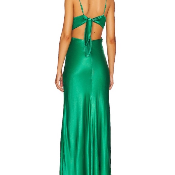 100% viscose
100% polyester
Hand wash
Shoulder straps
Back tie closure
Sateen - Picture 3 of 4